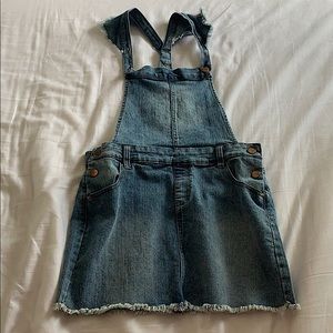 A cute jumper Jean overalls.